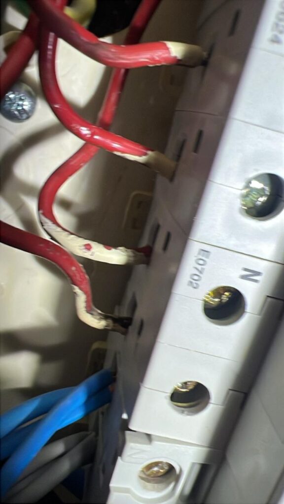 Cable eléctrico quemado por avería que requiere electricista urgente en Vitoria-Gasteiz