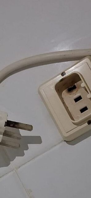 Enchufe quemado por sobrecalentamiento que requiere reparación eléctrica urgente en Vitoria-Gasteiz