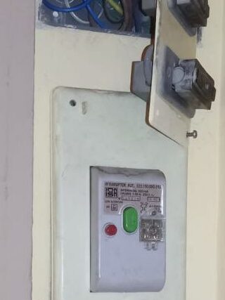 Protección magnetotérmica dañada en cuadro eléctrico que provoca cortes de luz en Vitoria-Gasteiz