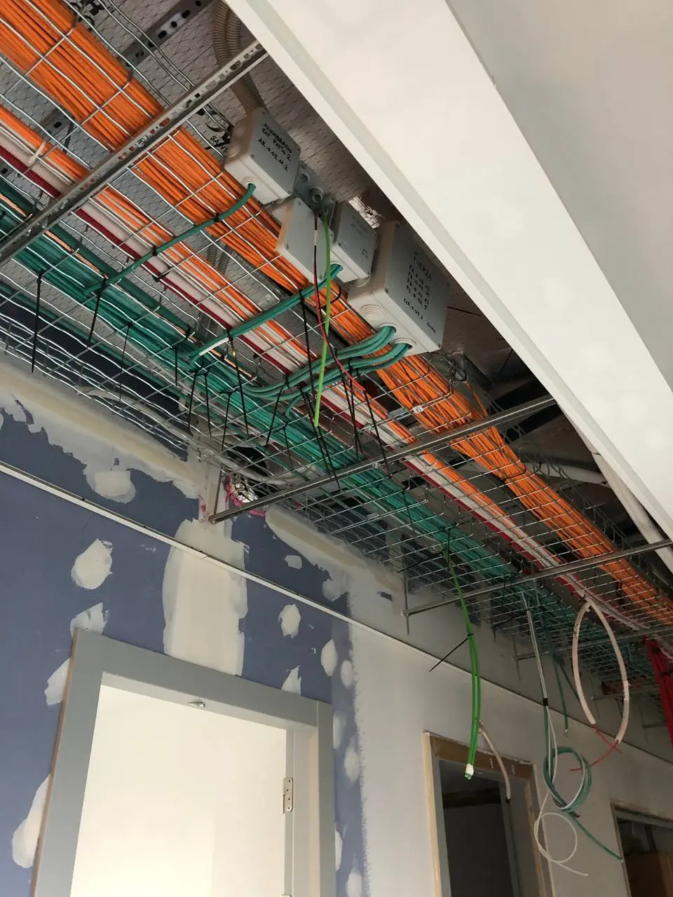 Bandejas portacables con cableado de una instalación industrial