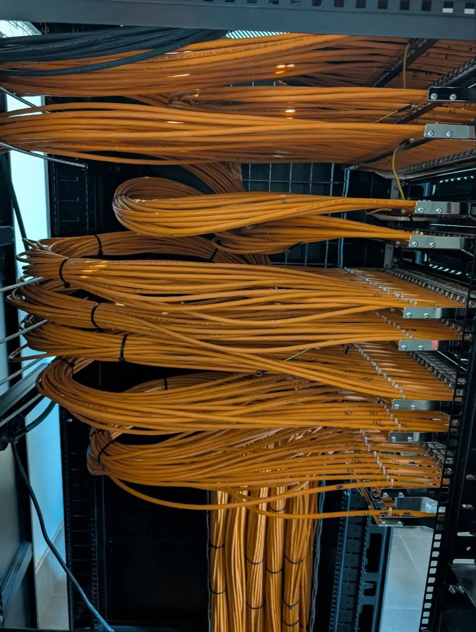 Cableado de red instalado en el interior de un rack
