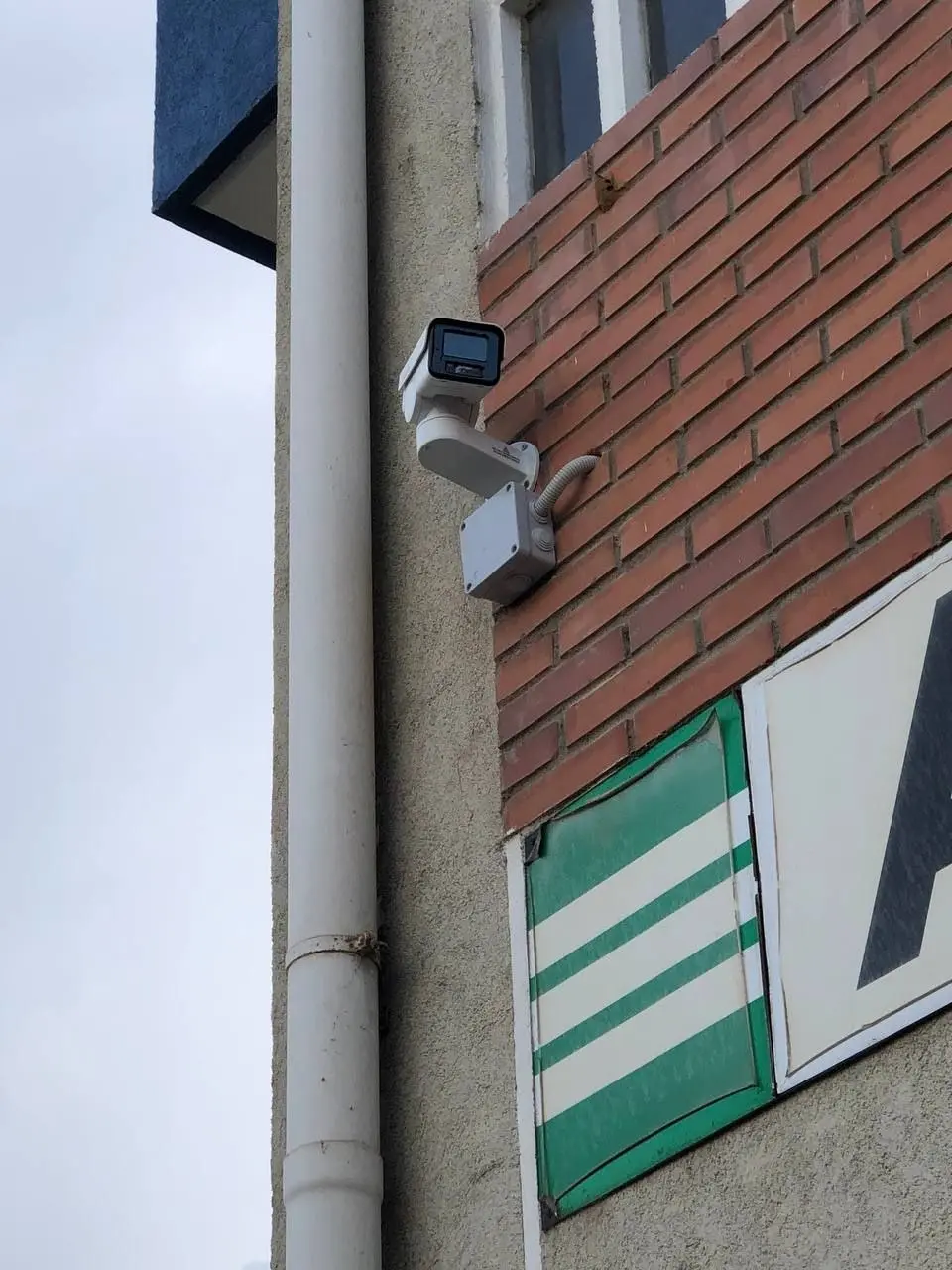 Cámara CCTV exterior instalada en un edificio