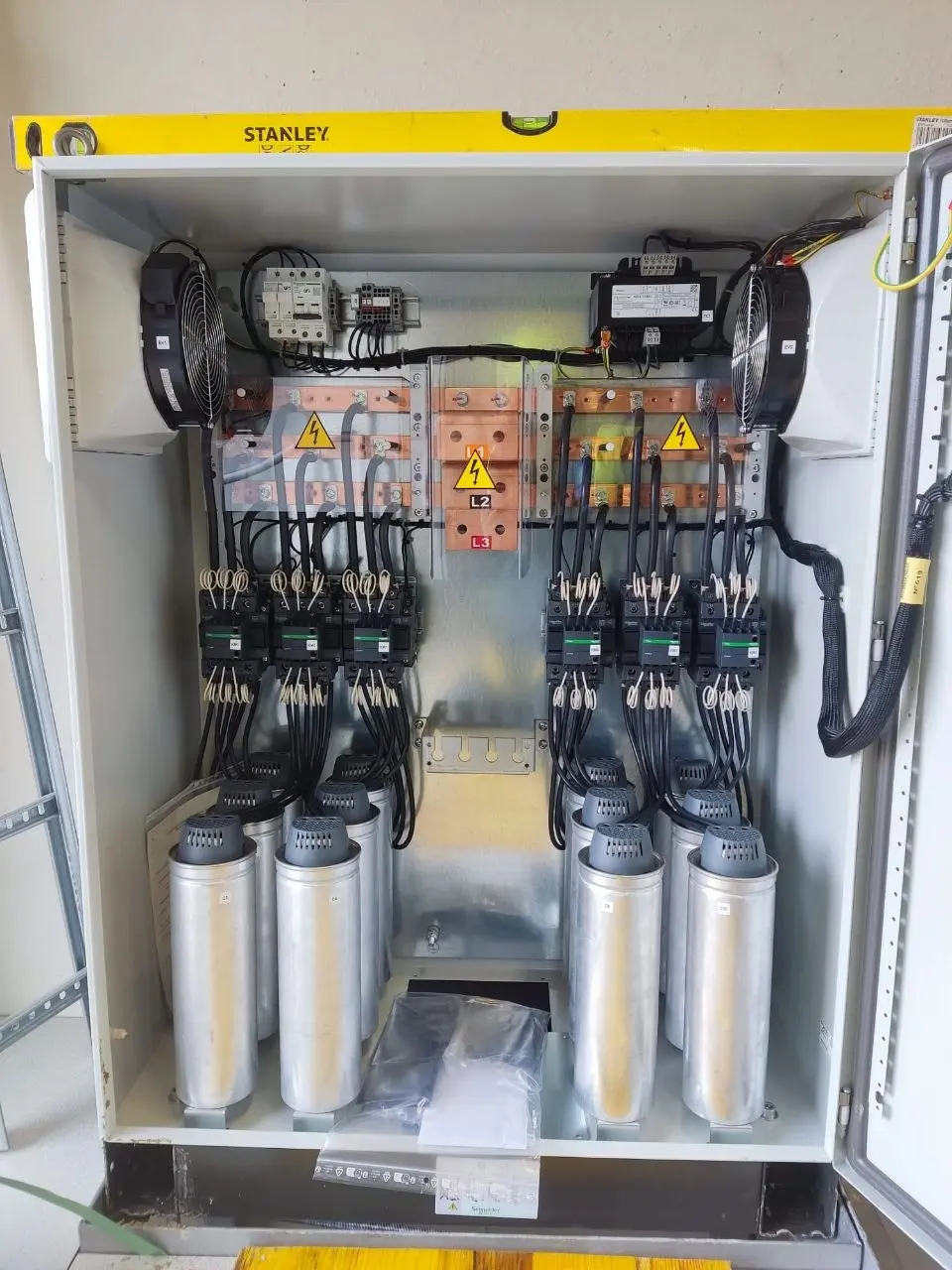 Cuadro industrial de compensación de energía reactiva