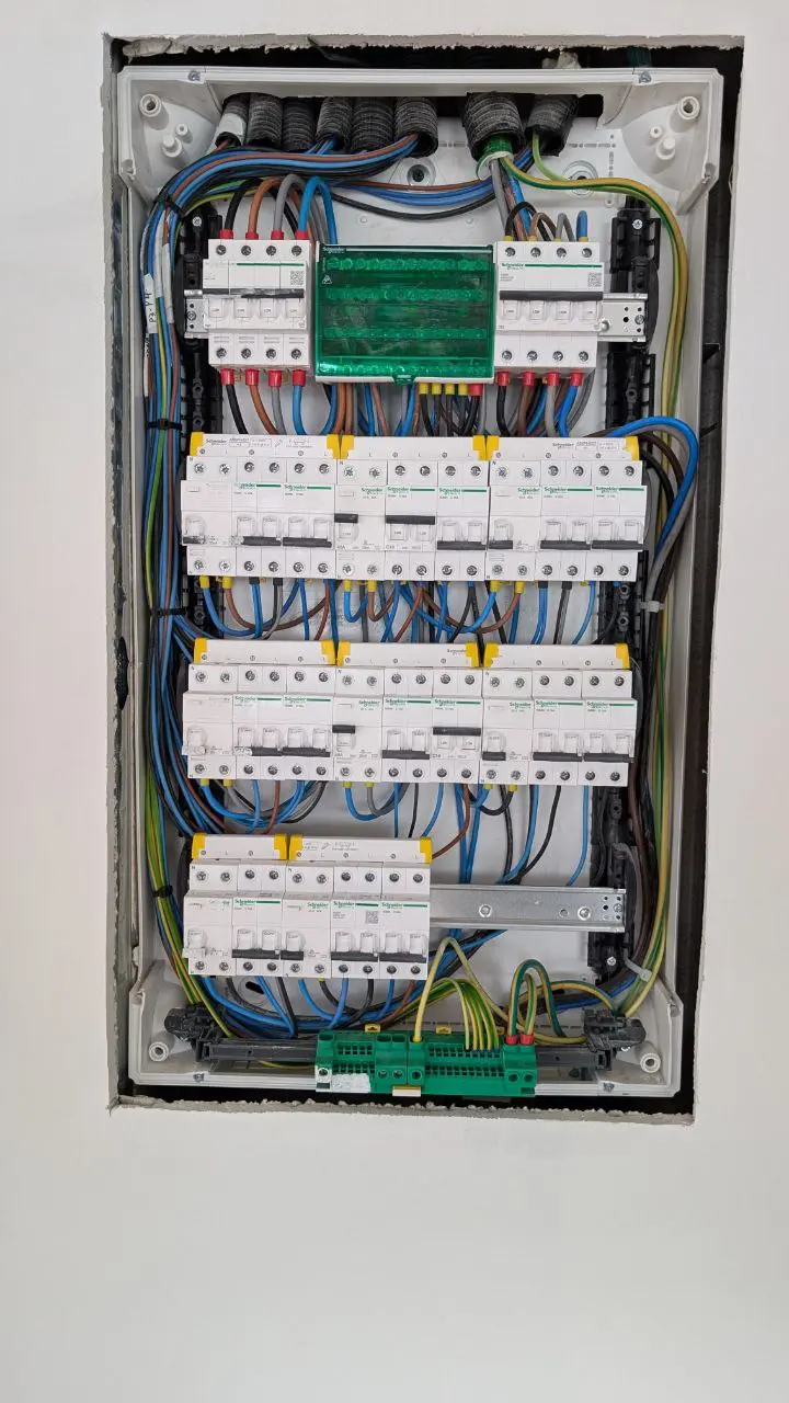 Cuadro eléctrico residencial instalado y cableado por Elektel