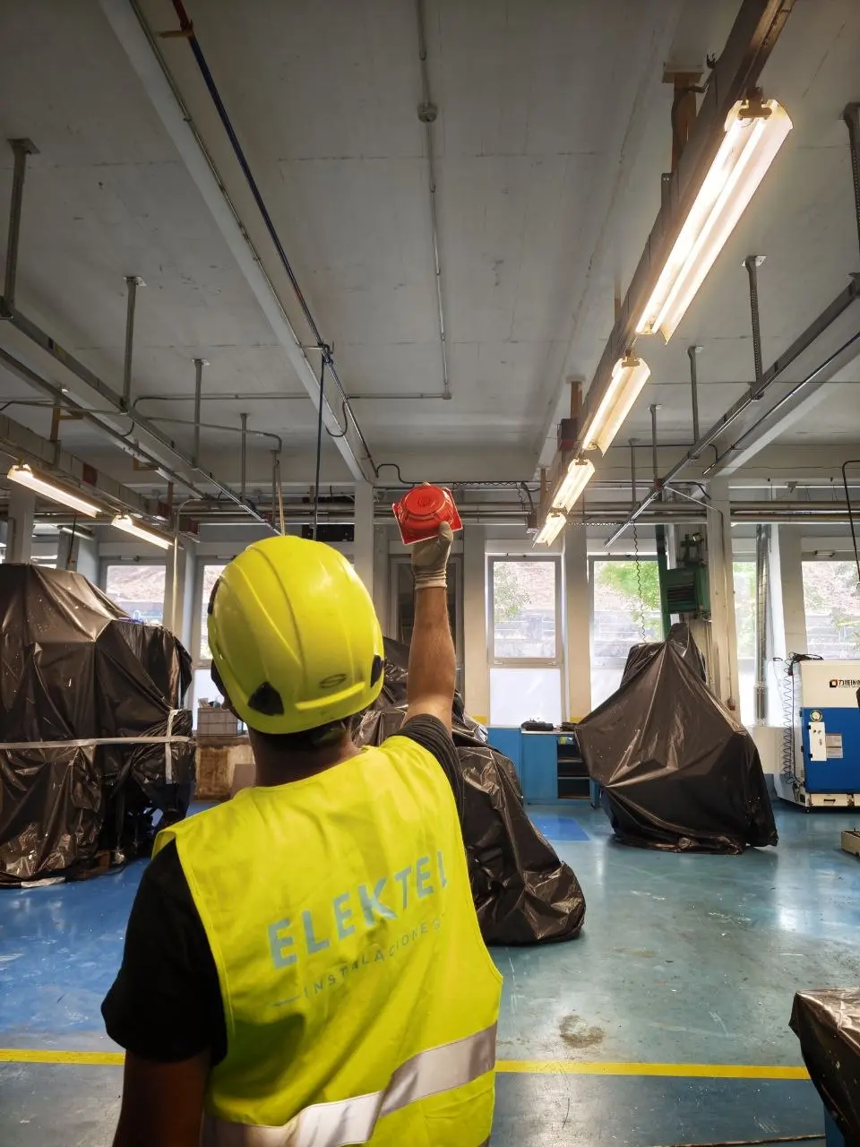 Instalaciones técnicas y sistema de detección en techo industrial