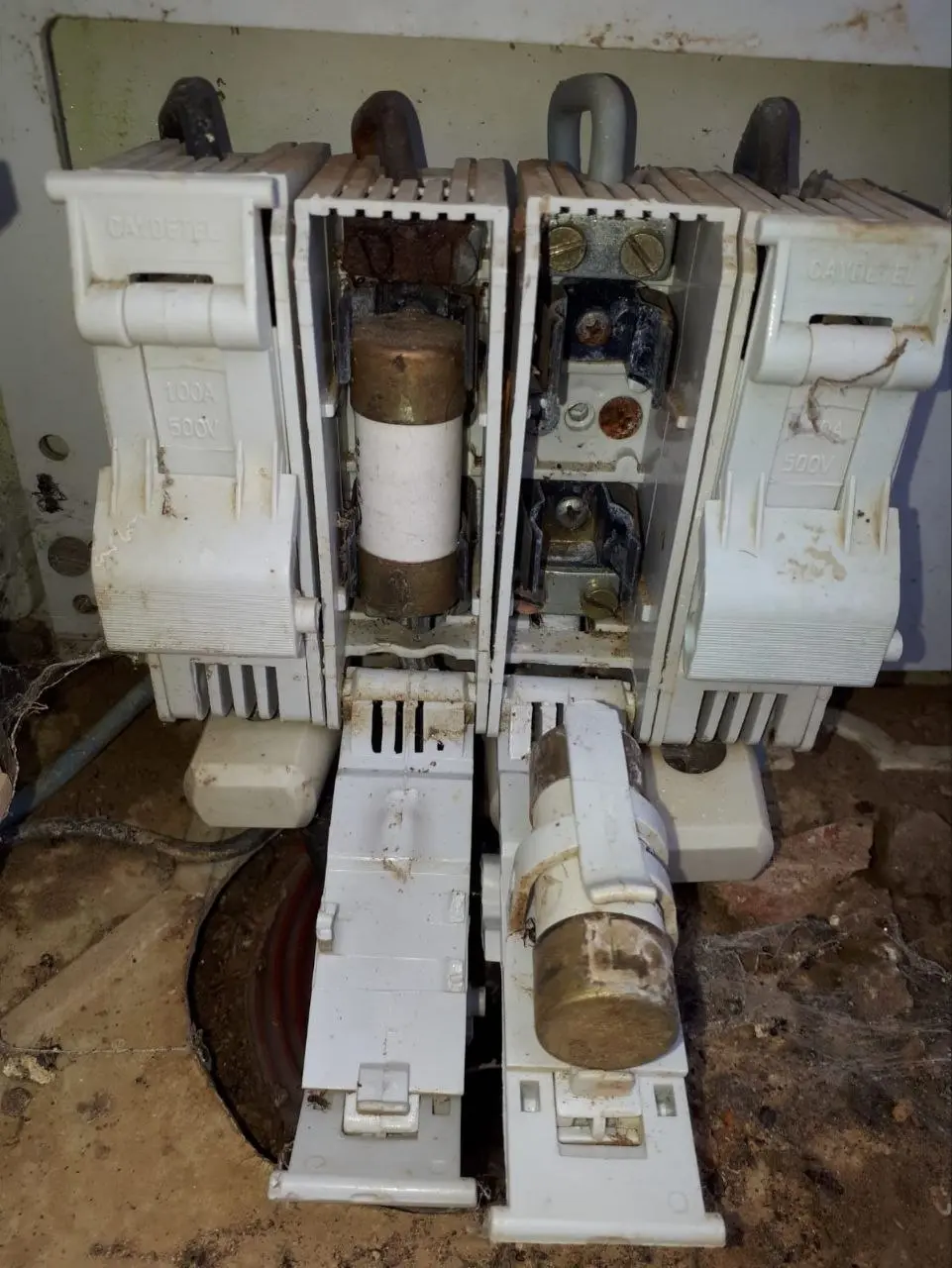 Fusibles eléctricos deteriorados que requieren una revisión profesional