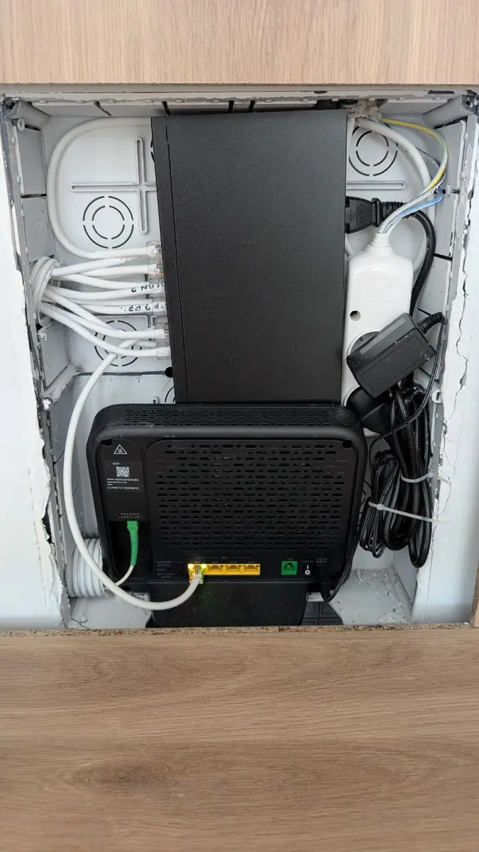 Cuadro ICT y router instalados en una vivienda