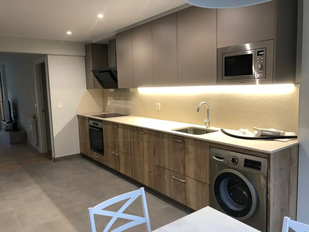Instalación de iluminación LED bajo muebles y en techo de cocina