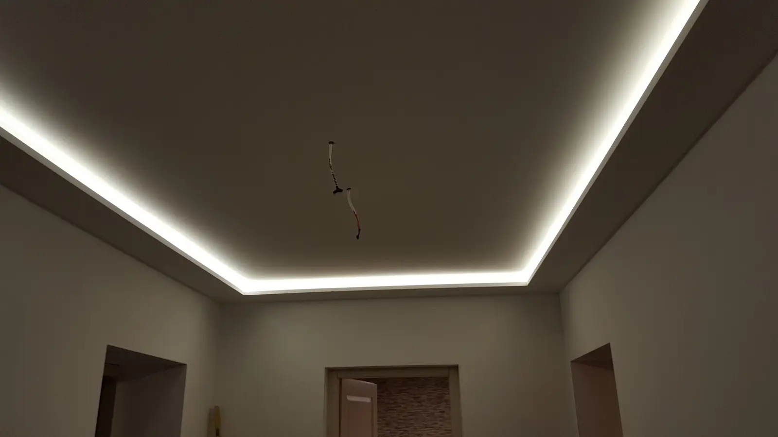 Iluminación LED indirecta instalada en el techo de un salón