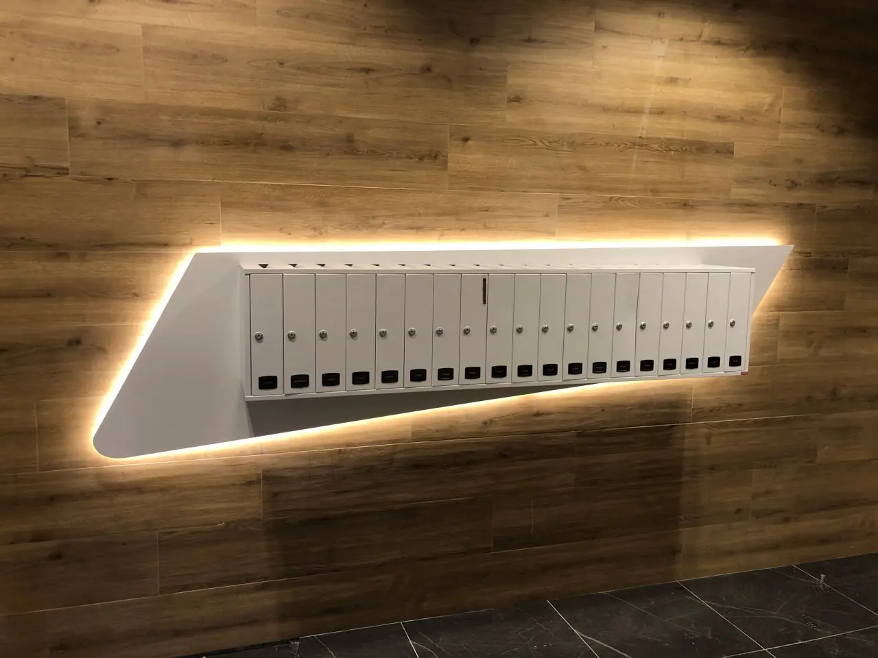 Buzones de una comunidad iluminados mediante luz LED perimetral