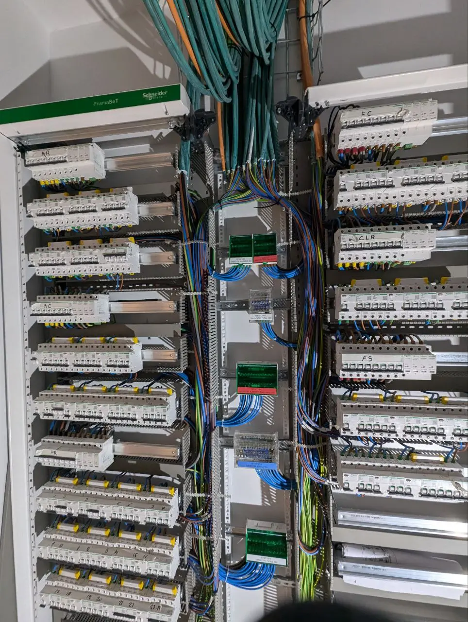 Interior de cuadro eléctrico de baja tensión con circuitos identificados