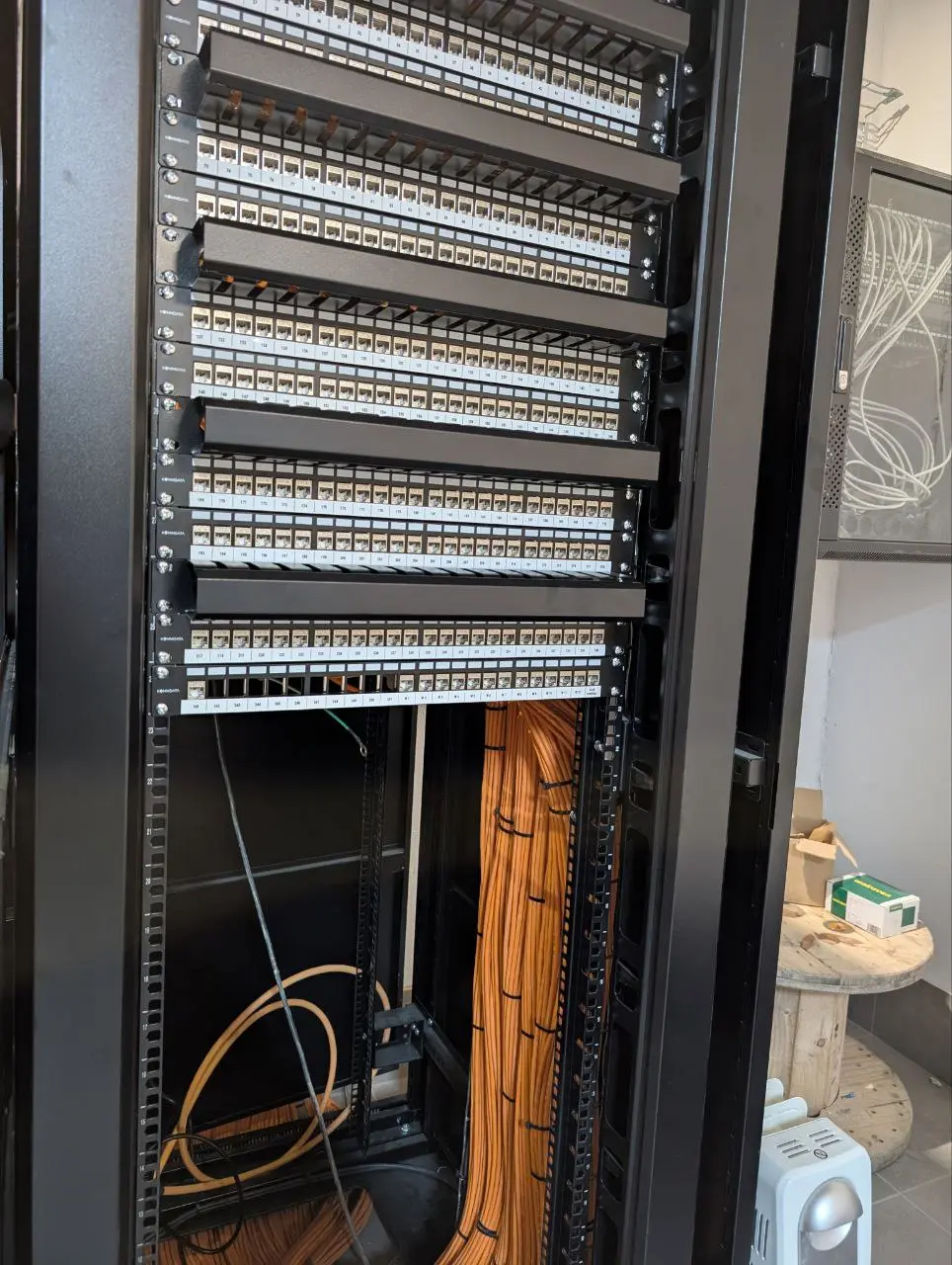 Rack de telecomunicaciones con paneles de red instalado por Elektel