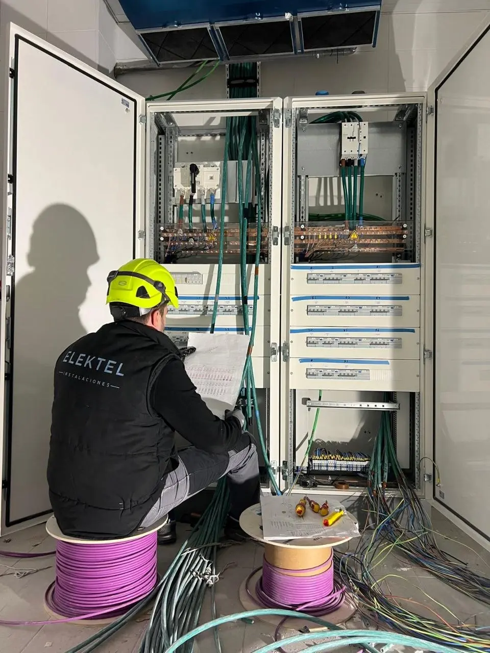 Técnico de Elektel trabajando en un cuadro eléctrico industrial de baja tensión