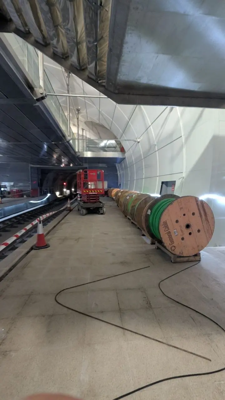 Bobinas preparadas para el tendido de cable en una instalación industrial
