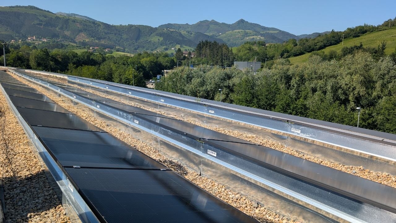 Instalación de paneles solares sobre una gran cubierta en Gipuzkoa