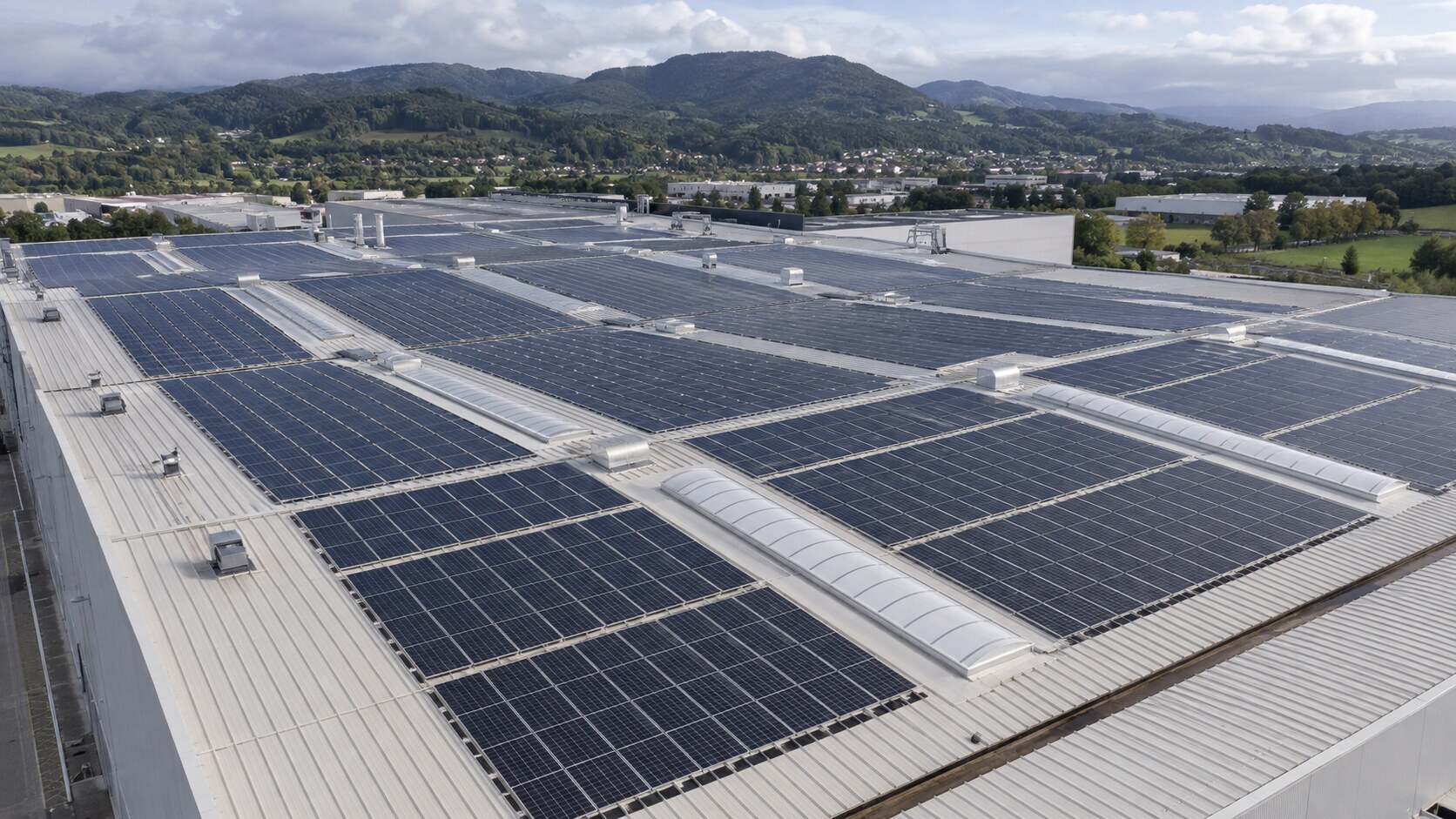 Representación de una gran cubierta industrial con autoconsumo fotovoltaico