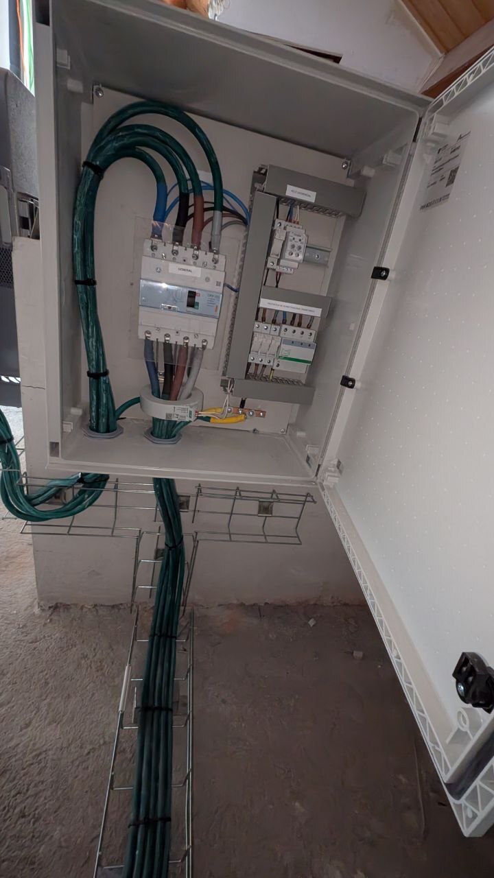 Cuadro de corriente alterna y protecciones de una instalación fotovoltaica industrial