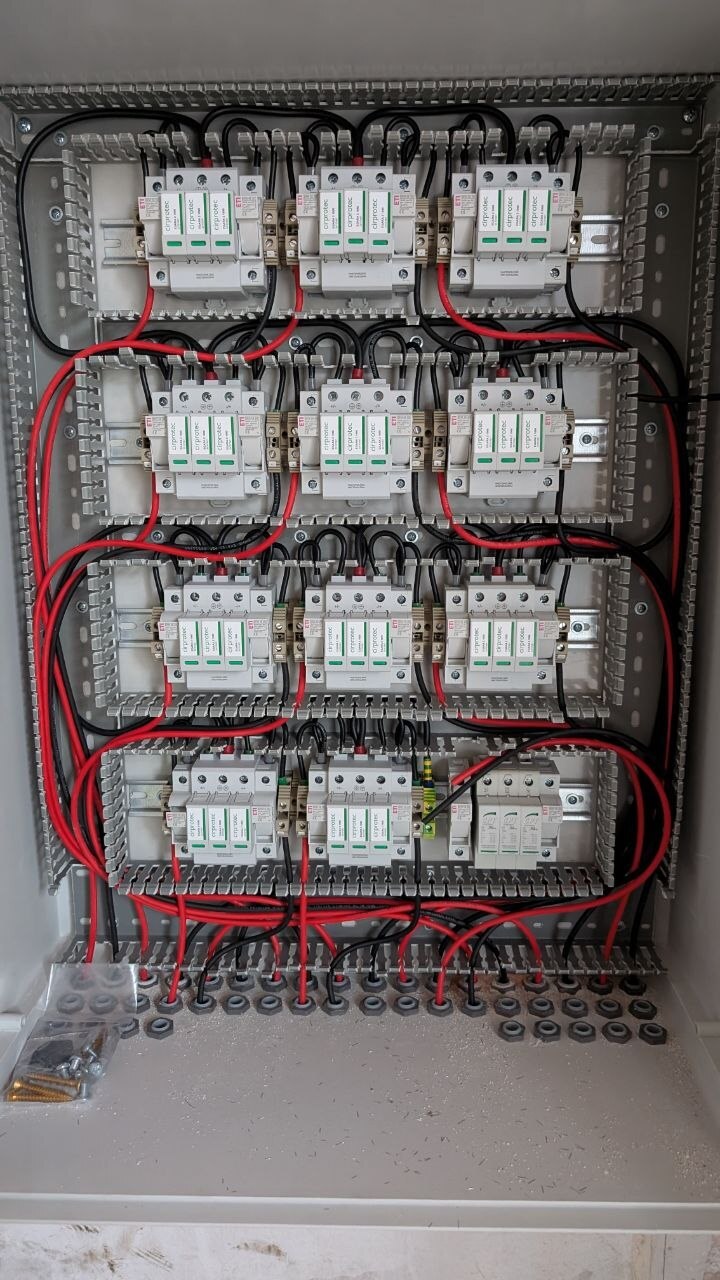 Cuadro de corriente continua con protecciones de strings fotovoltaicos