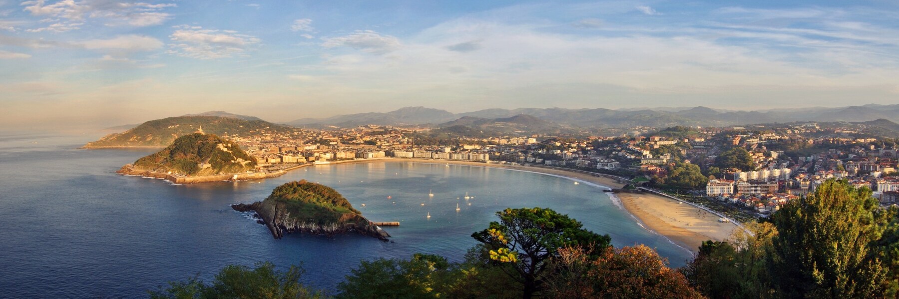 Bahía de La Concha y vista panorámica de Donostia-San Sebastián