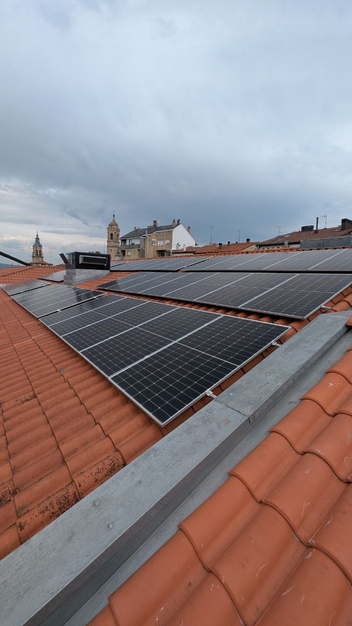 Paneles solares instalados en una cubierta de Vitoria-Gasteiz