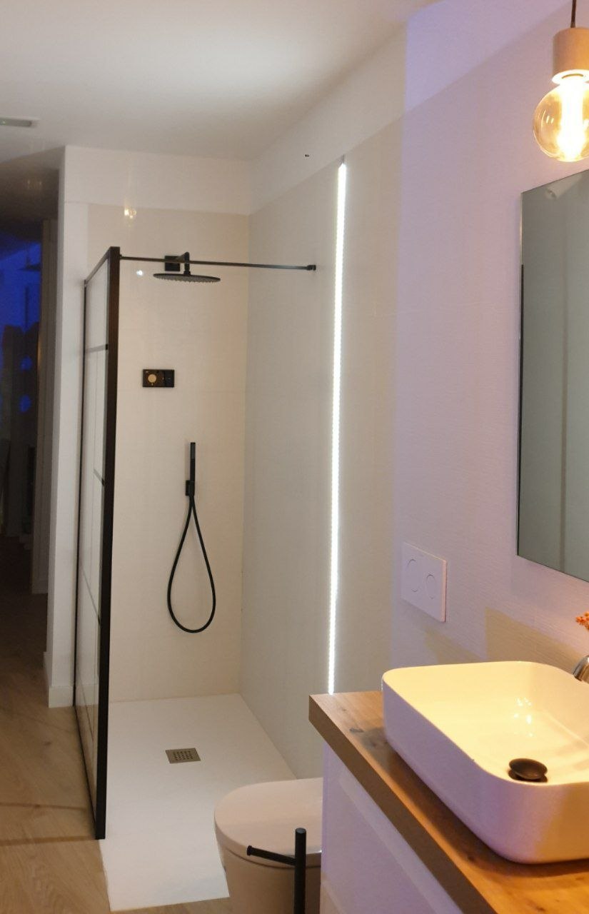 Reforma de vivienda con iluminación y mecanismos eléctricos integrados